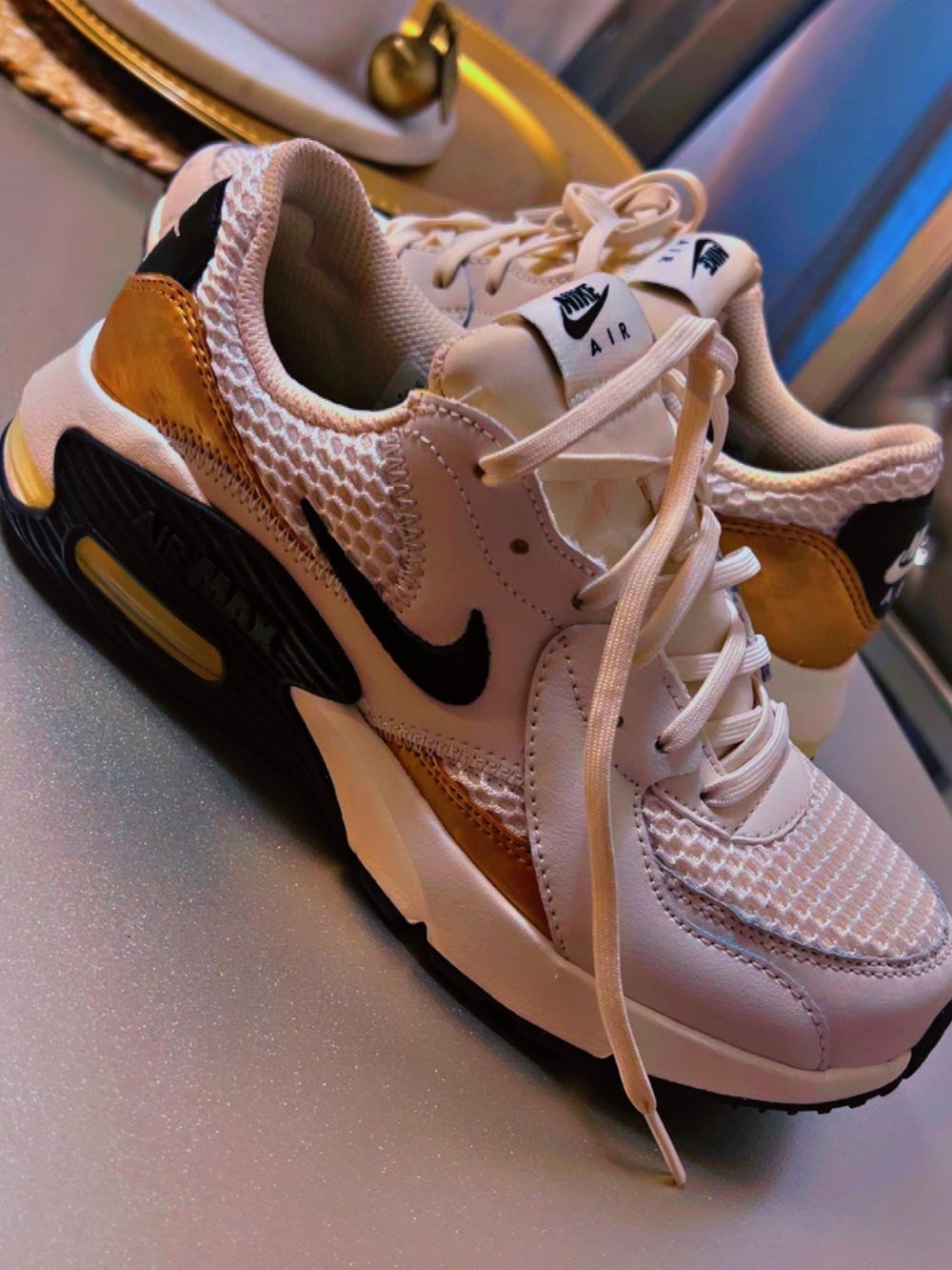 Nike Air Max Women’s White Gold Black Sneakers Size 7 - Picture 3 of 7